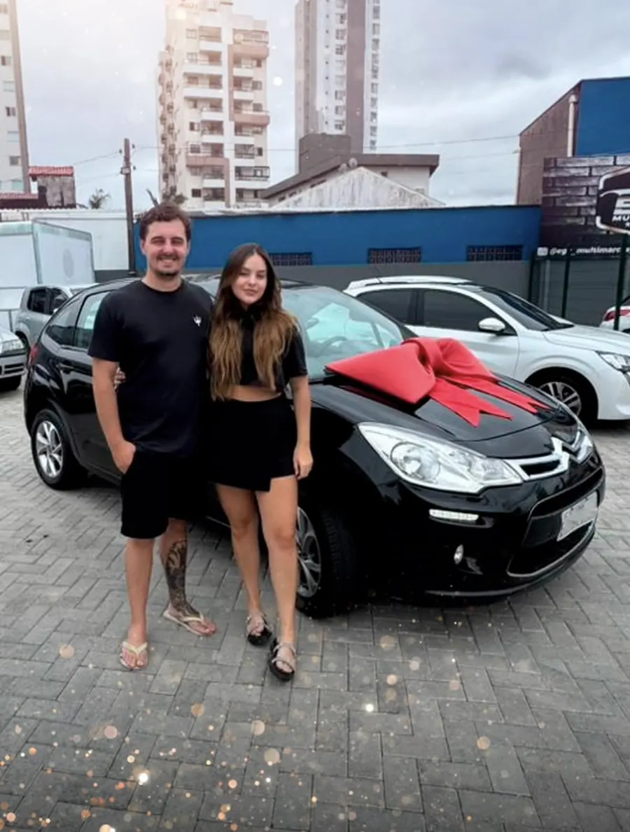 Arnold e Bruna na entrega do Citroën C3