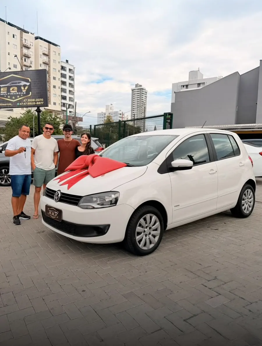 Adriel e Anderson na entrega do Volkswagen Fox