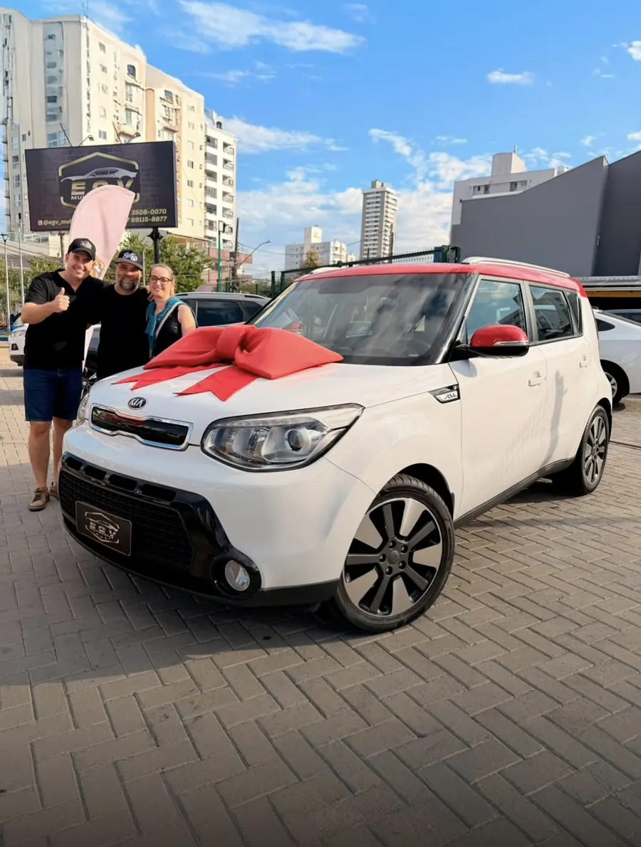 Marcos e Raquel na entrega do Kia Soul