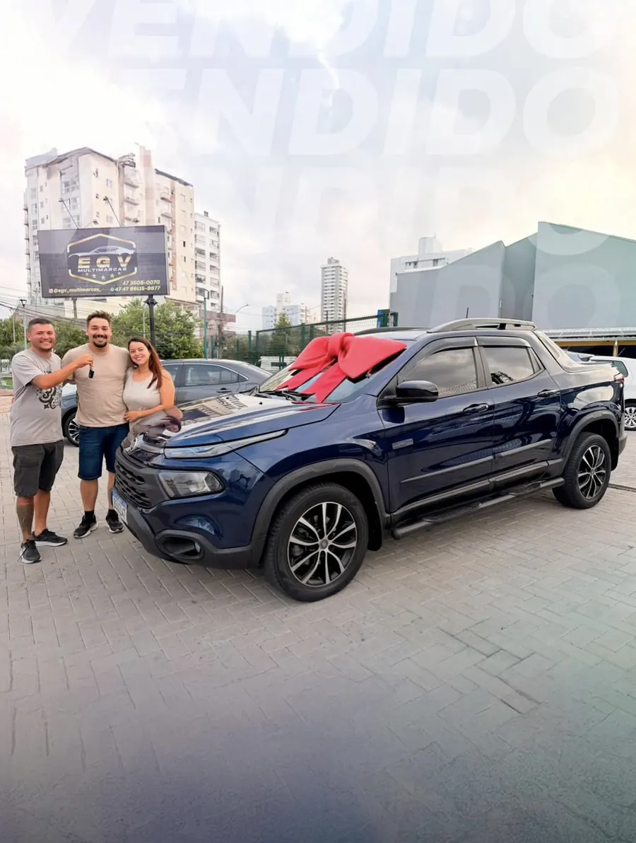 Felipe e Francielle na entrega do Fiat Toro
